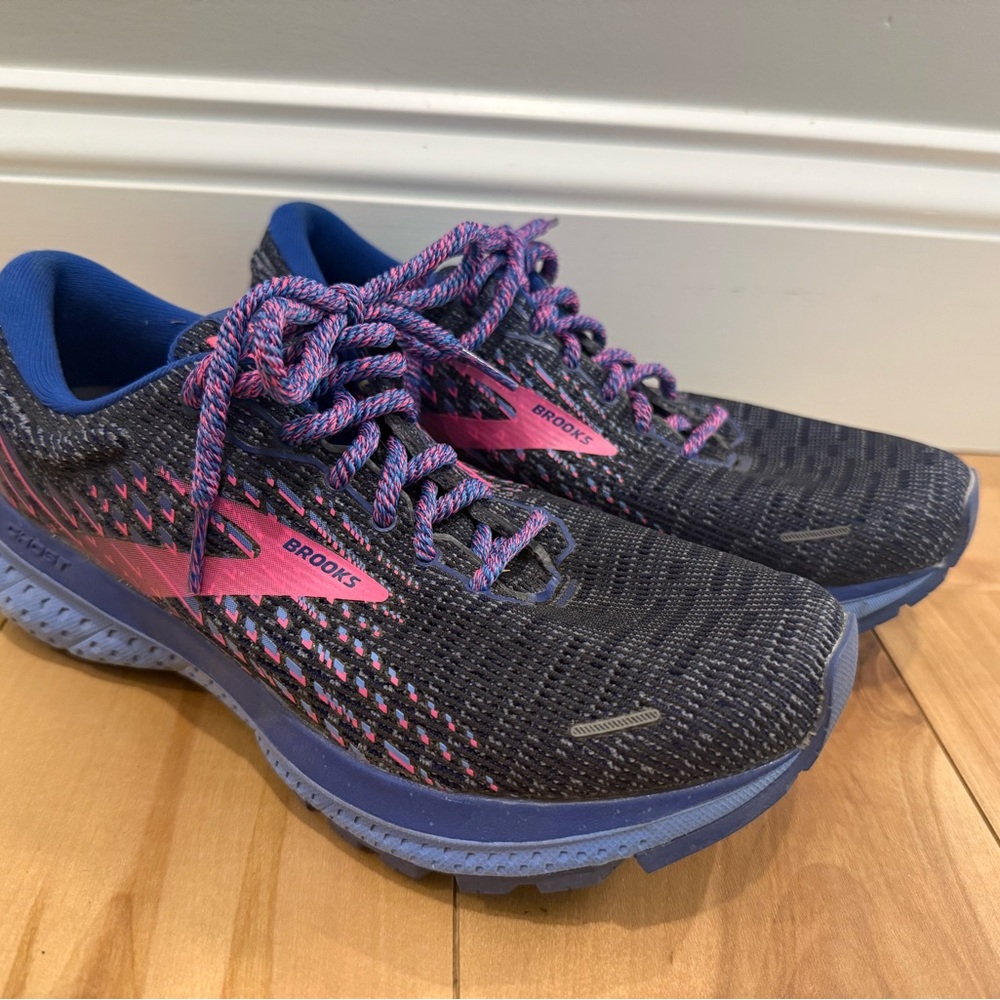 Brooks Ghost 13 Women's Athletic Shoes - Black and Pink
